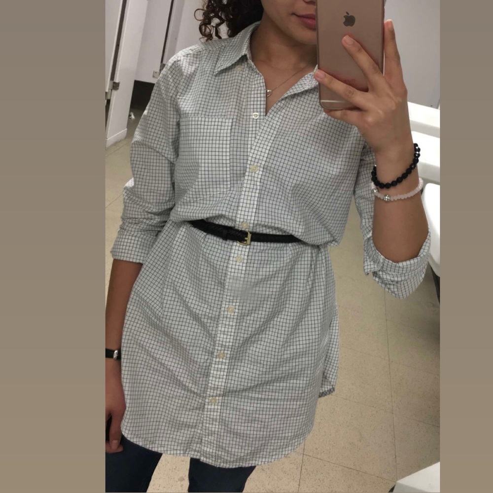 HOLLISTER • White checkered long sleeve button down shirt • Size XS • EUC